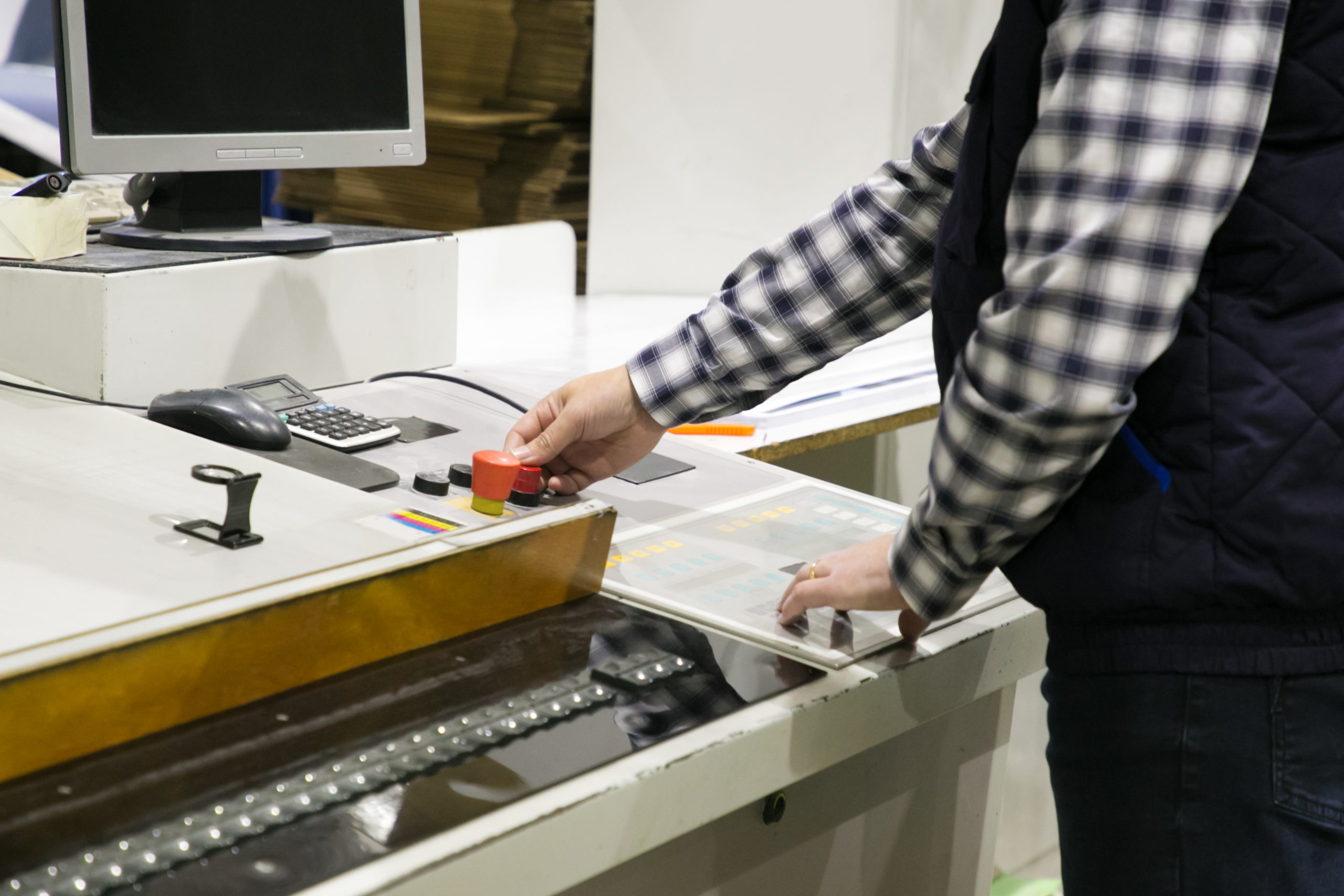 Cropped shot of milling machine operator CartonTracker
